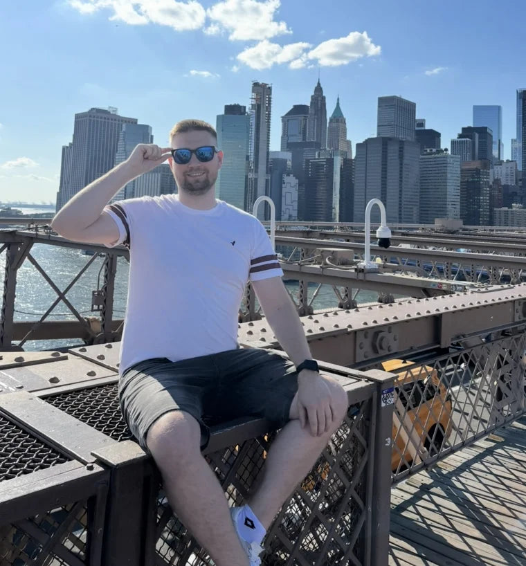 Łukasz na Brooklyn Bridge w Nowym Jorku